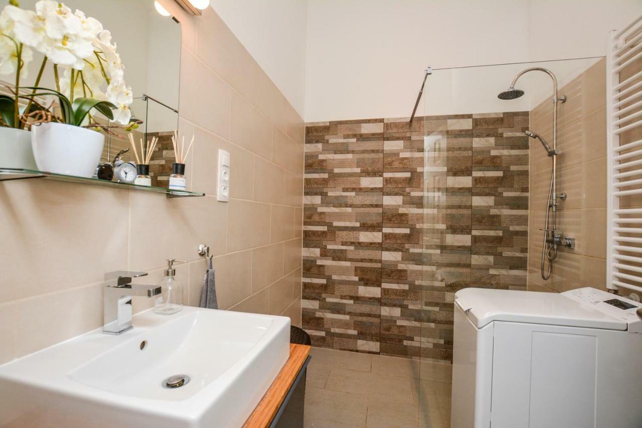 Timeless Apartment With Free Private Parking Budapest Luaran gambar