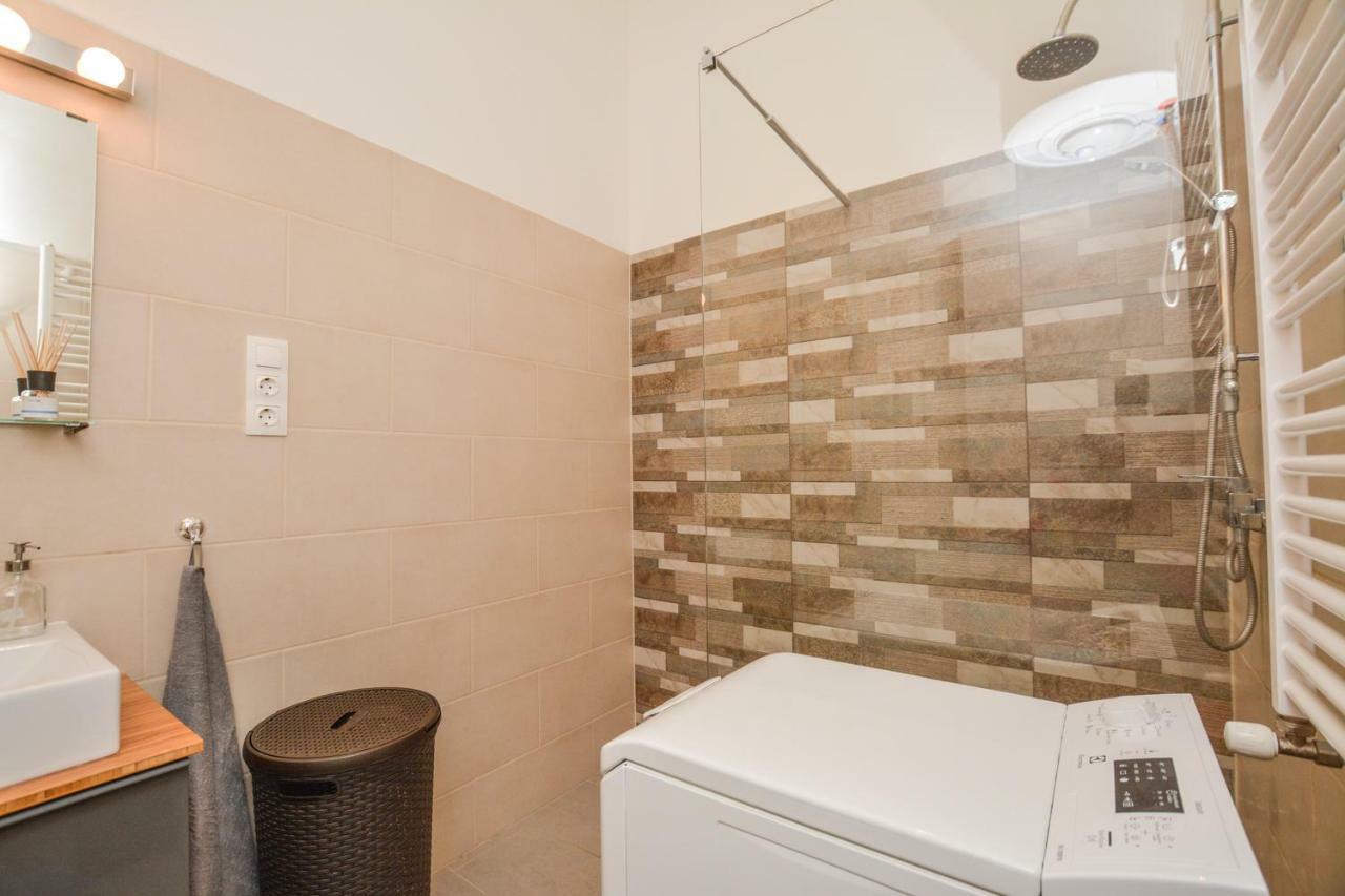 Timeless Apartment With Free Private Parking Budapest Luaran gambar